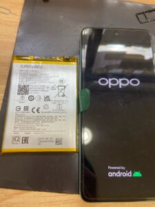 仮付けしたバッテリーで起動しているOPPO A79の確認作業