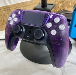 外装をクリアパープルに交換したPS5コントローラー