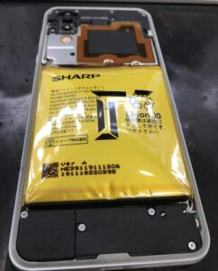 膨張したスマホのバッテリー