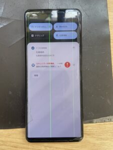 Xperia5Ⅱの画面に緑の縦線が入っている液晶異常の状態