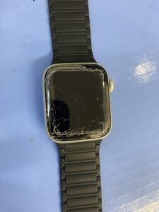 表面のガラスが割れているapple watch