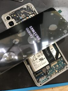 新しいGalaxy S21の画面を仮付けして表示確認をしている様子