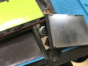 分解中のNew3DSLL。下画面の液晶とタッチパネルが分離している様子
