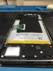 膨張しているOPPO Reno9aのバッテリー