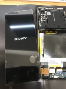 仮付けした新しい液晶で表示確認を行うXperia 10 III