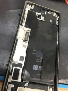 Pixel 6a の内部構造。基板を覆う金属カバーが見える状態