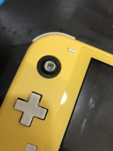 スティックが折れて操作ができないSwitch Lite の状態