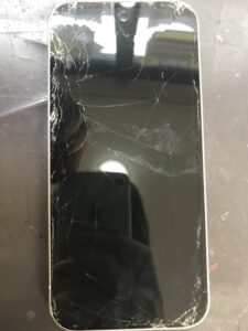 画面がバキバキに割れたPixel 9a の状態