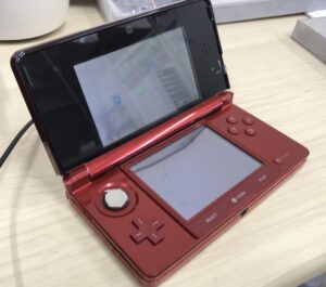 修理完了後の任天堂3DS。上下がしっかり固定され、全機能が正常