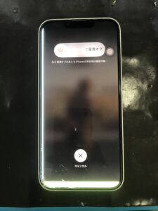 落下により画面の一部が白く明るくなったiPhone16 Proのバックライト破損