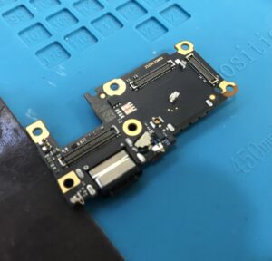 Xiaomi 11T Proの内部構造。ドックコネクター基板が分離されている状態の写真