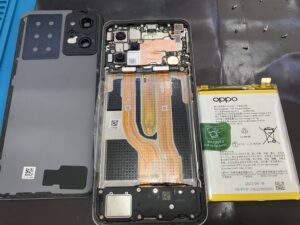 OPPO Reno9 A バッテリー交換修理中の内部状態
