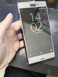 新品画面を仮付けして正常に映っているXperia XZのチェック写真