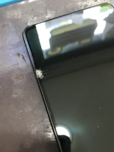 画面割れとブラックアウトが発生したGalaxy A53 5Gの修理前の状態