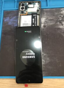 仮付けで正常に画面表示されたGalaxy A53 
