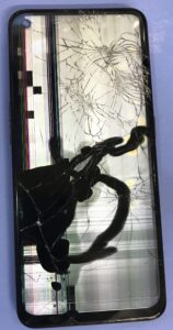 画面割れと液晶漏れが発生し、表示不可になった OPPO Reno5 A のフロントパネル