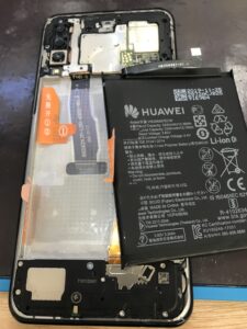 HUAWEI P30 Lite の内部構造と取り外した劣化バッテリー