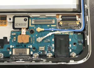 腐食した液晶コネクタ（ラッチ）部分のアップ写真