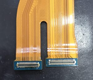 腐食しているGalaxy A52の中間ケーブル部分の写真