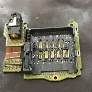 Nintendo Switch ゲームカードトレイ内部のピンが折れている状態