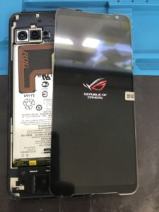 ASUS ROG Phone 3 画面交換 仮付けで表示確認している様子