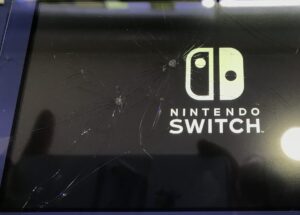 Switch Lite 液晶保護フィルムがヒビ割れている状態