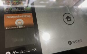 Nintendo Switchの液晶に横線が入り、しま模様で画面が歪んで表示されている故障状態