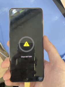 Galaxy S21 の画面に Check BATTERY と表示された起動不能状態