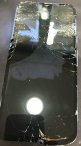 修理前のPixel8a画面割れ画像