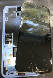 割れた画面を剥がしたPixel8aの画像