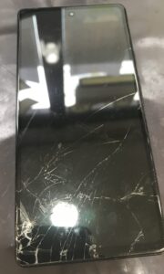 「Google Pixel6a 画面割れで映像が映らない状態 修理前」