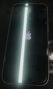 iPhone 15の画面に大きな白い縦線が表示され映像が正常に表示されない状態