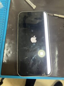 iPhone16 画面に白い縦線が表示されている表示不良の状態