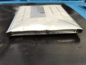 Galaxy A53 5Gから取り出した膨張して変形したバッテリー