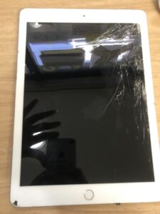 ガラスが大きく割れたiPad第6世代の画面修理前の状態