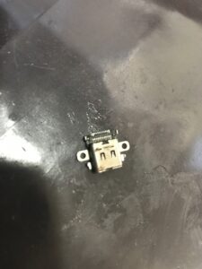 Nintendo Switch 取り外した充電口パーツ 修理中の写真