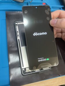 AQUOS sense4 画面交換 仮付けで表示とタッチ動作を確認している様子