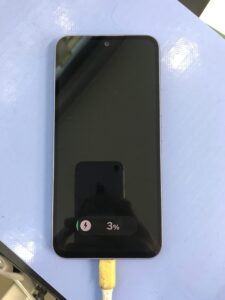 Galaxy A54 充電口交換作業中の内部写真