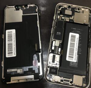 iPhone13を分解し画面を外して基板が見えている様子
