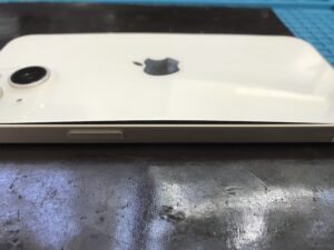 iPhone14 バッテリー膨張 背面浮きの状態