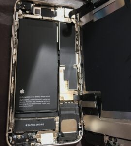 iPhoneSE3 バッテリー交換作業中の分解工程