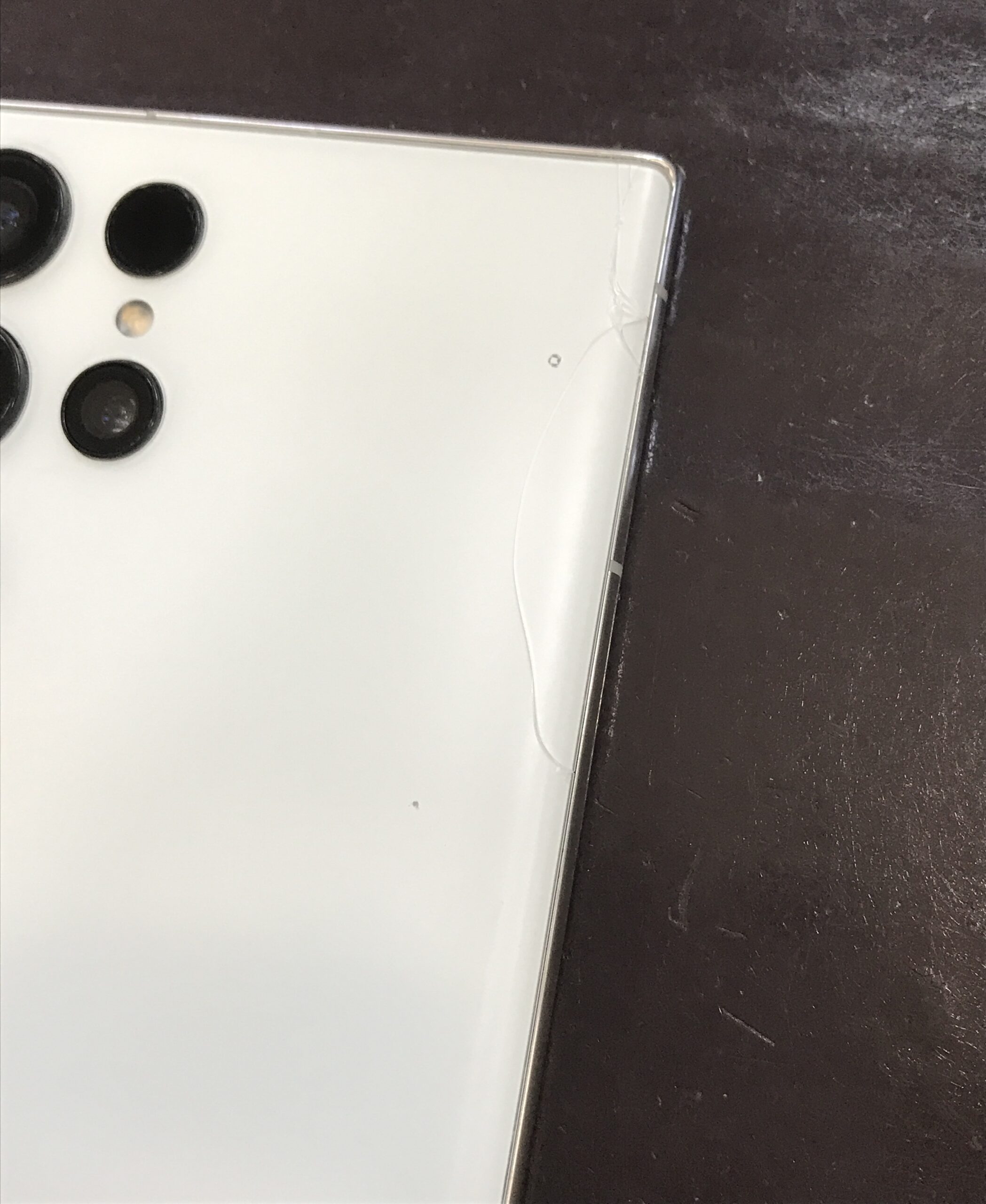 Galaxy S22 Ultra 背面ガラス割れの状態