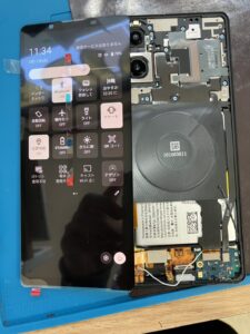 Xperia 5Ⅴ 液晶交換で新しい画面を仮付けし表示確認している様子