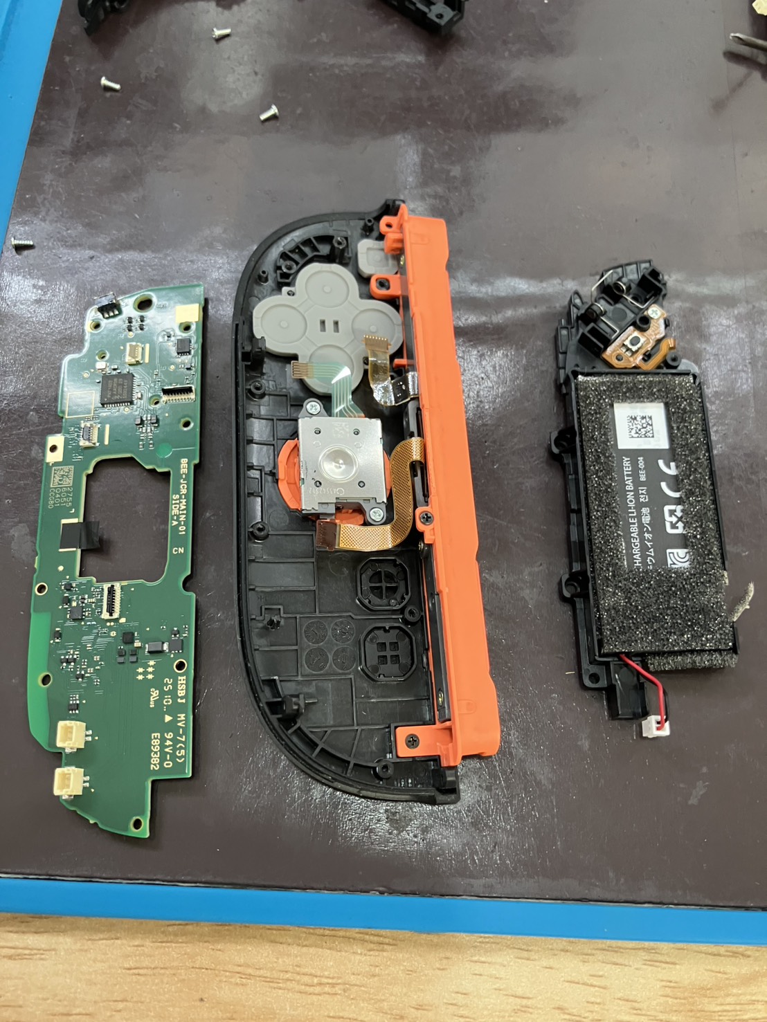 Switch2 ジョイコン 分解 基板取り外し 作業中