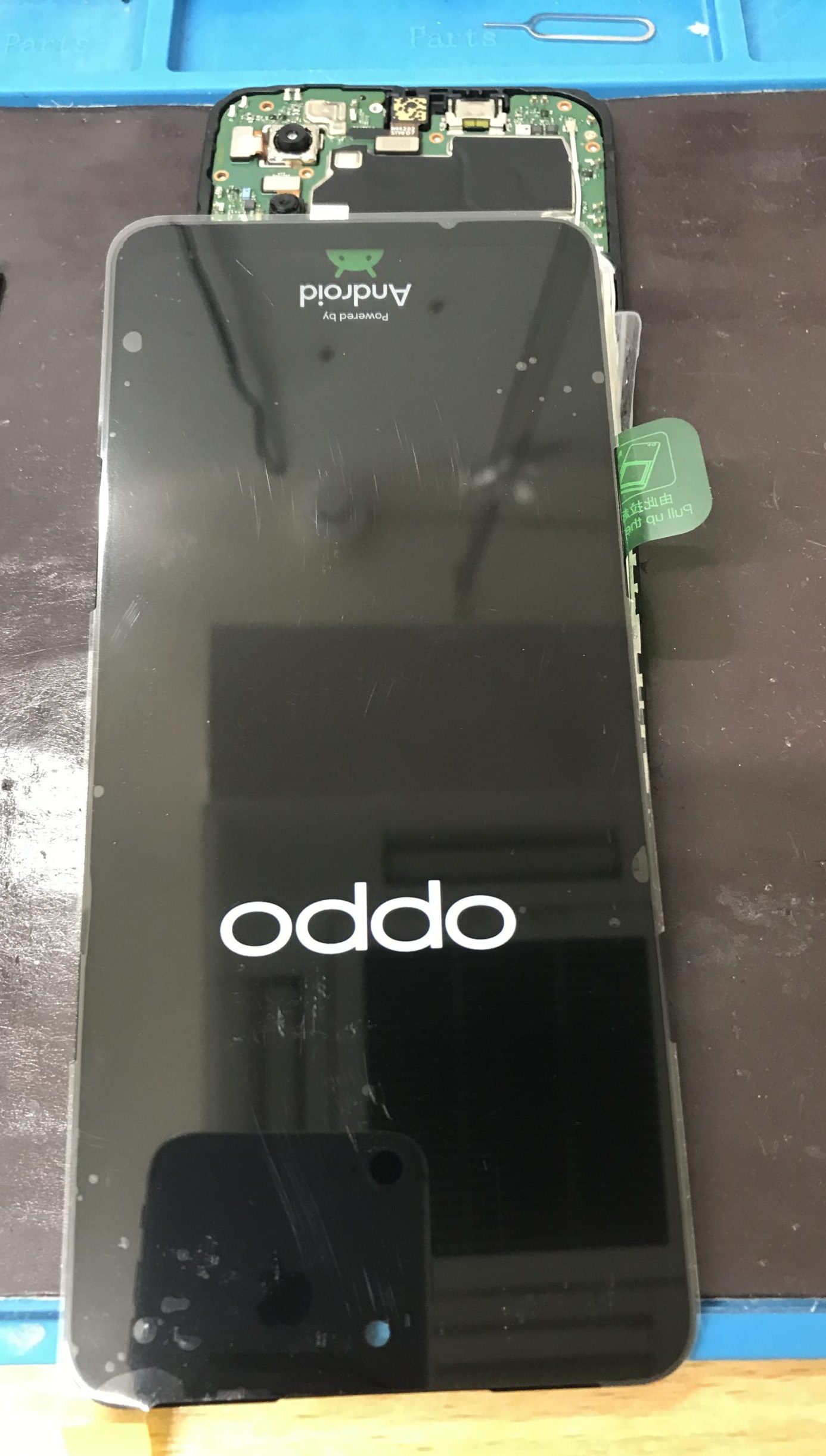 仮付けした新しい画面で起動確認しているOPPO A3の写真