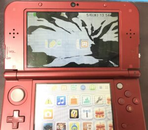 New3DSLL 上液晶割れにより黒いにじみが出ている修理前の状態