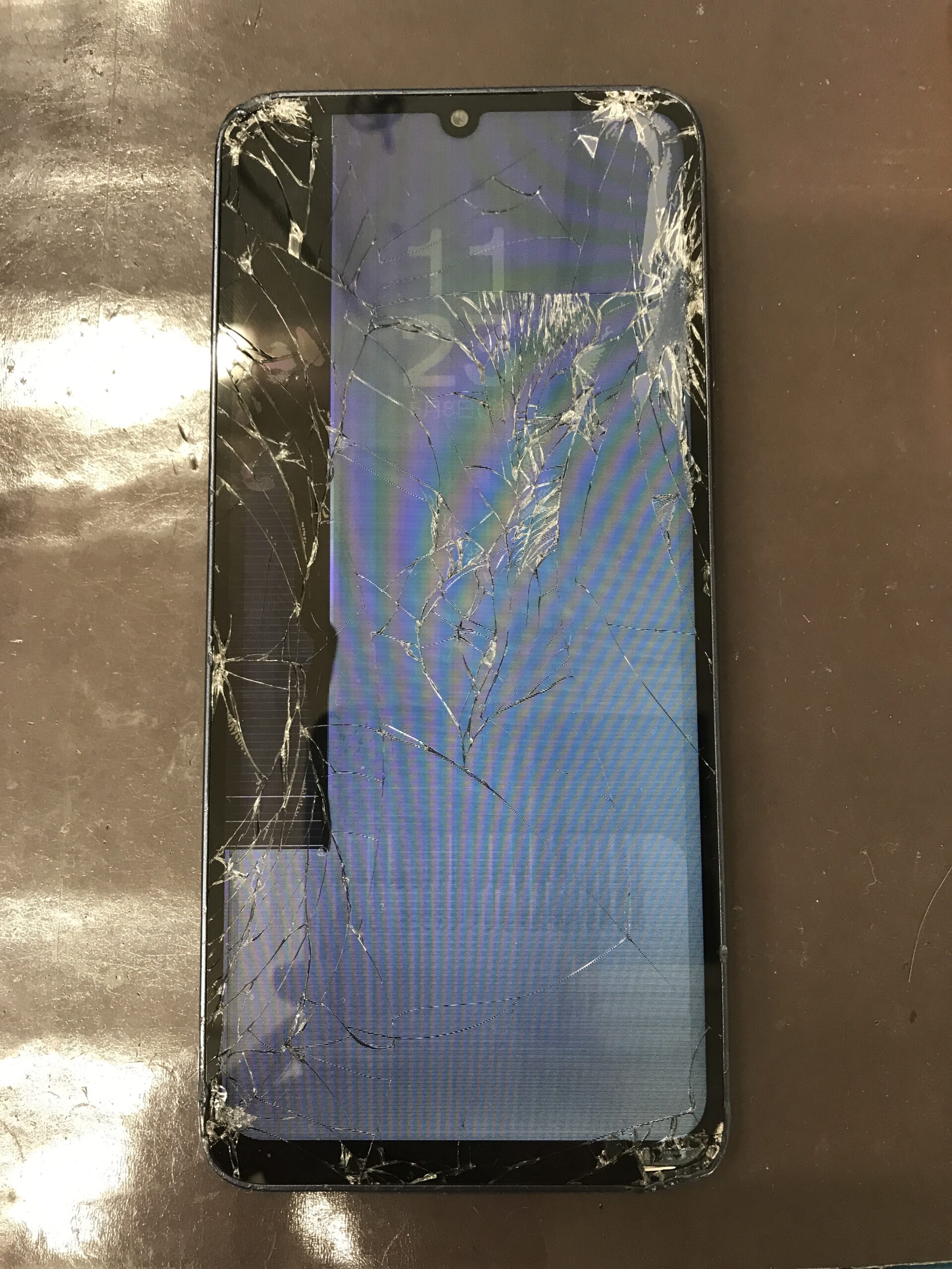 GalaxyA25の画面が割れてタッチ操作できない修理前の状態