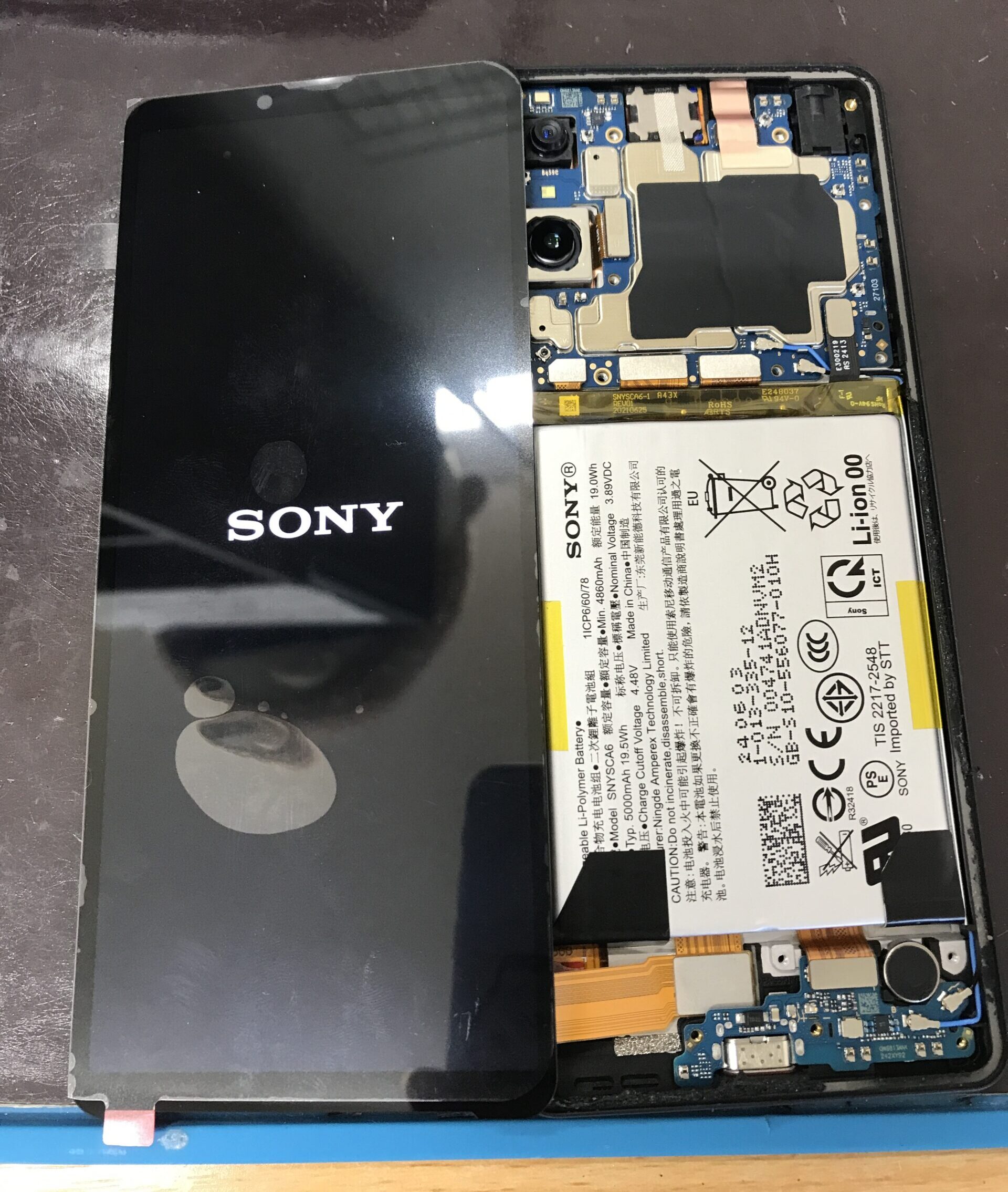 Xperia 10 VIの画面交換修理で仮付け後に表示確認を行う様子