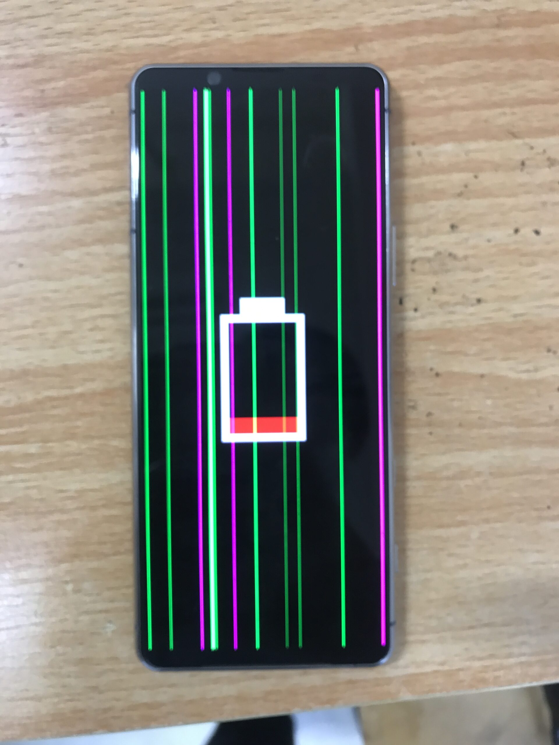 画面に緑とピンクの縦線が表示されたXperia 5 II