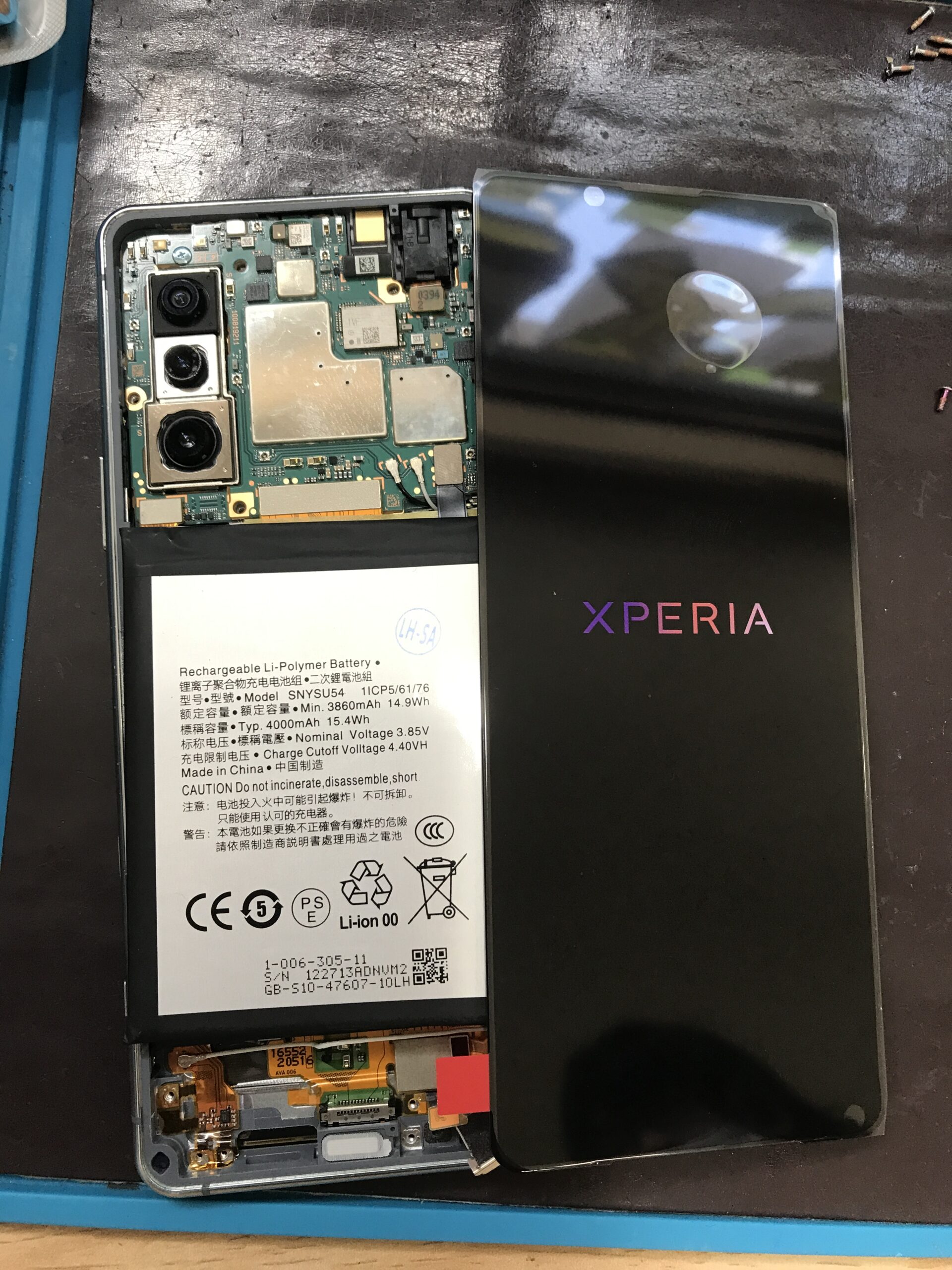 Xperia 5 IIの画面を仮付けして動作確認している様子